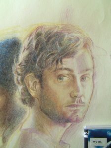 Je termine mes deux portraits aux crayons de couleur