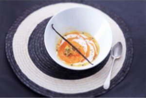 Recette mensuelle des AOP Laitières : Carpaccio de kakis à la crème d'Isigny AOP