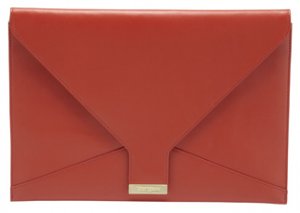 Targus propose un écrin de cuir rouge aux Ultrabook et aux Macbook